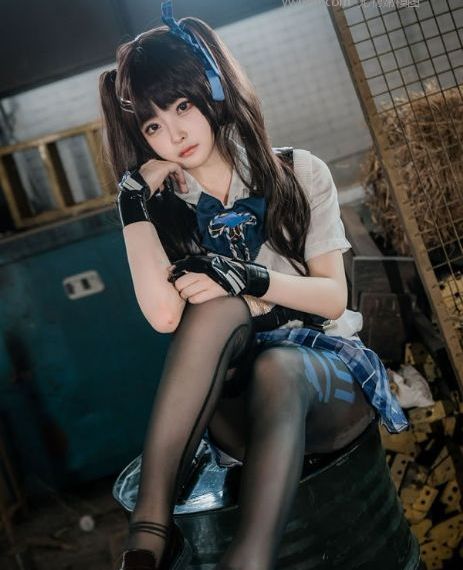 丝袜制服成人在线播放_手机免费观看